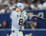 　８回、適時打を放つ佐藤輝（撮影・田中太一）