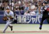 　本塁へ送球し生還を阻止する大山（撮影・田中太一）