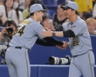 プロ初勝利の木下（左）を祝福する藤川監督（撮影・西田忠信）