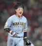 　７回に適時打を放ち笑顔でベンチに戻る梅野（撮影・西田忠信）
