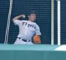 　ブルペンで投球練習する石井