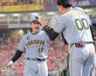 ７回、同点ソロを放ちナインとタッチを交わす坂本（撮影・西田忠信）