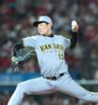 ８回から登板する阪神・岩崎優＝マツダ（撮影・北村雅宏）