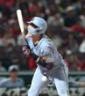 ８回、死球を受ける大山（撮影・北村雅宏）