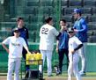 レイノルズ（右）からあいさつを受けタッチを交わす藤川監督。左奥は牧（撮影・立川洋一郎）
