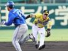 １回、二塁を守る高寺は佐野の打球を捕る（撮影・田中太一）