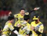 　１１回、サヨナラ打を放った高寺を祝福する元山（撮影・田中太一）