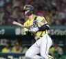 ５回、左線へ二塁打を放つ坂本（撮影・田中太一）