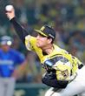 １１回表に登板し、無失点に抑えた木下（撮影・立川洋一郎）