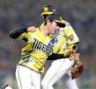 ６回、度会を一ゴロに打ち取りベースカバーに入る下村（撮影・立川洋一郎）
