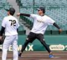 　練習前にマウンドの感触を確かめる高橋（撮影・立川洋一郎）
