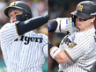 阪神・森下翔太（左）と佐藤輝明