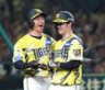 ６回、大山の２点適時打で勝ち越しの生還をし中野（右）と喜ぶ近本（撮影・立川洋一郎）