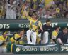 勝利に沸く伏見（中央）ら阪神ナイン（撮影・飯室逸平）