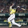 　８回、勝ち越し犠飛を放つ森下（撮影・田中太一）