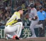 ９回、ダルベックに逆転２ランを浴び膝をつく才木（撮影・西田忠信）