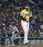 １０回、小浜に勝ち越し２ランを浴びた岩崎（撮影・西田忠信）