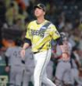 勝利を喜ぶ巨人ナインを背にグラウンドを引き揚げる藤川監督（撮影・西田忠信）