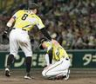 　９回、逆転２ランを浴び、うなだれる才木に声をかける佐藤輝（撮影・田中太一）