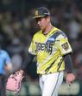 ４回に４点を失い、力なくベンチに戻る伊原（撮影・西田忠信）