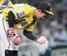 ４回、ダルベックに同点弾を浴び、悔しがる伊原（撮影・田中太一）