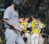 ７回、大城に死球を与え集まる及川（３７）ら（撮影・西田忠信）