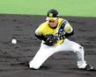 　４回、小浜の打球をファンブルする元山（撮影・立川洋一郎）