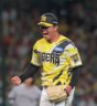 ８回、浦田を二ゴロに仕留め、ほえる村上（撮影・西田忠信）