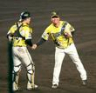 ９回、完封勝利を飾り坂本（左）と握手を交わす村上（撮影・立川洋一郎）