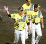 前半戦を勝利で締めファンに笑顔で手を振る藤川監督（撮影・立川洋一郎）