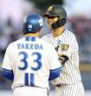 　３回、中前打を放ち、笑顔を見せる岡城（右）＝撮影・伊藤笙子