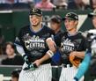 ホームラン競争で打撃投手を務めた坂本（右）と談笑する佐藤輝（撮影・堀内翔）