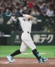 １回、先制の右越えソロを放つ佐藤輝（撮影・開出牧）