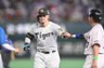 ６回、中前打を放ち一塁コーチャーを務める清水（右）とグータッチを交わす佐藤輝（撮影・開出牧）