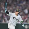８回、左越え２ランを放ちバットを掲げながら駆け出す大山（撮影・開出牧）