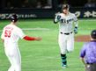 　１回、先制ソロを放ち、一塁コーチの岡本を指さす佐藤輝（撮影・金田祐二）