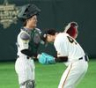 ６回、無失点に抑えた田中瑛をねぎらう坂本（撮影・金田祐二）