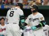 ２８日のオールスター第１戦で１回、ソロを放った佐藤輝（左）を迎える森下（撮影・堀内翔）