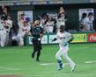 ８回、２ランを放ち、ナインの祝福の中、一塁へ向かう大山（撮影・西岡正）