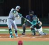 ３回、左越えソロを放つ佐藤輝（撮影・西岡正）