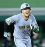 ３回、三者連続本塁打を狙うも二塁打となり、悔しそうに一塁へ走り出す大山（撮影・伊藤笙子）