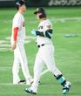 　第１戦の１回、左飛に倒れた森下＝２８日