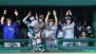 　９回、坂本勇の左前打に沸く（右から）中野、大山、坂本ら全セナイン（撮影・伊藤笙子）