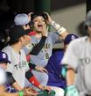 　３回、細川がソロを放ち、ベンチで笑顔を見せる佐藤輝（撮影・山口登）