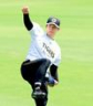 　後半戦へ向けキャッチボールで調整する下村（撮影・立川洋一郎）