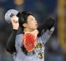 ２回、追加点を許しひと息入れる才木（撮影・田中太一）