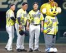 試合が終了しファンのあいさつする平田２軍監督（中央）ら（撮影・立川洋一郎）