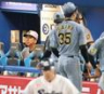 ６回、才木（右）を降板させ、厳しい表情の藤川監督（撮影・金田祐二）