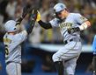 　７回、生還して近本（左）とタッチを交わす佐藤輝（撮影・堀内翔）
