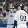 　７回、逆転２点適時打を放った大山は塁上でガッツポーズ（撮影・田中太一）